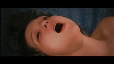 लॉरी तिचे शरीर आणि नितंब दाखवत आहे