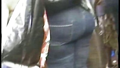 पती पत्नीला तिच्या बैलासह पाहण्यात आनंद घेत आहे