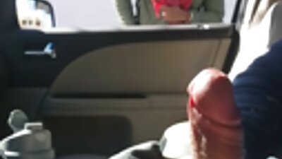 MILF MANDY तिच्या पुच्चीला ओले आणि आतून मऊ बनवते